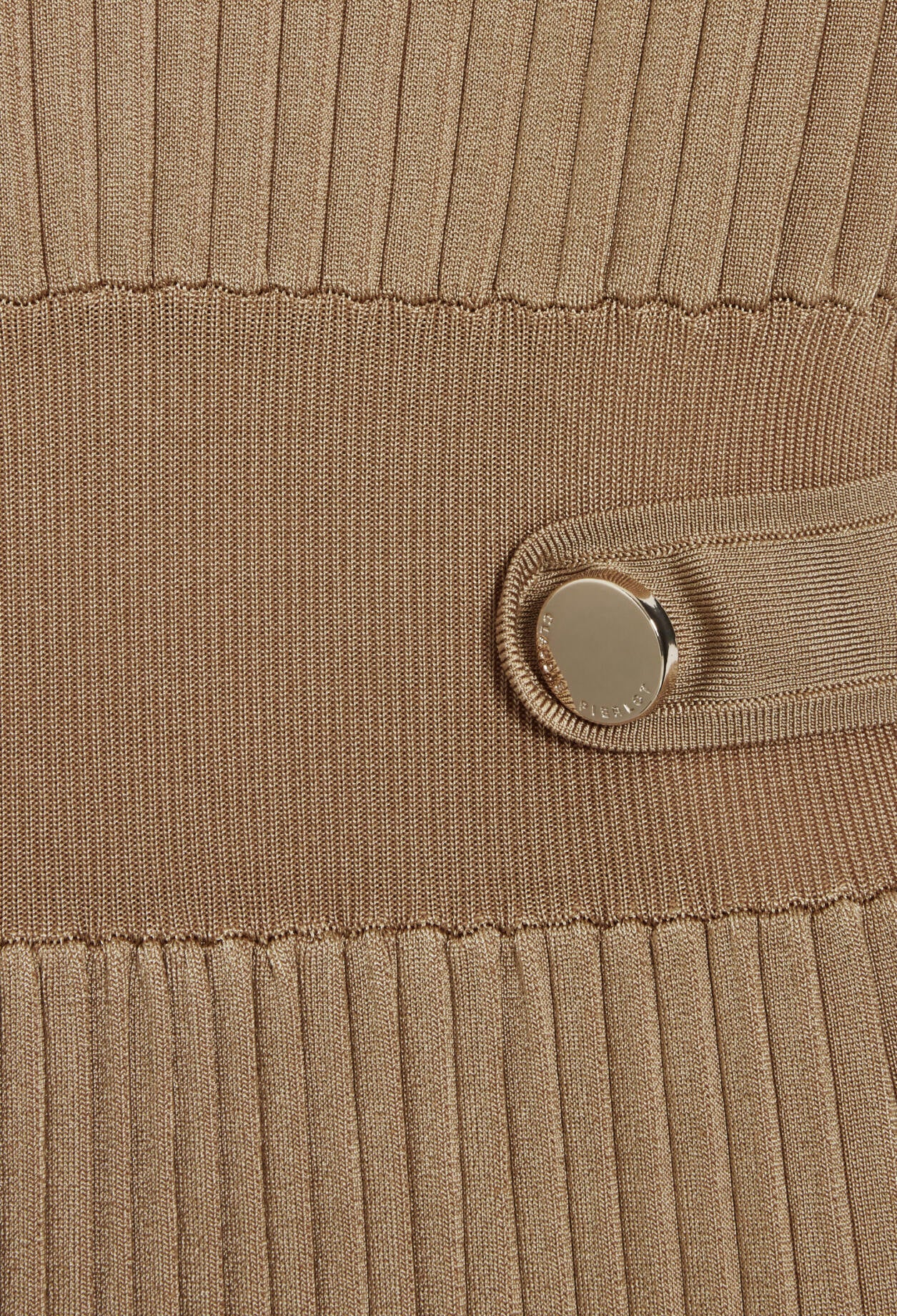 Vestido largo de punto en beige