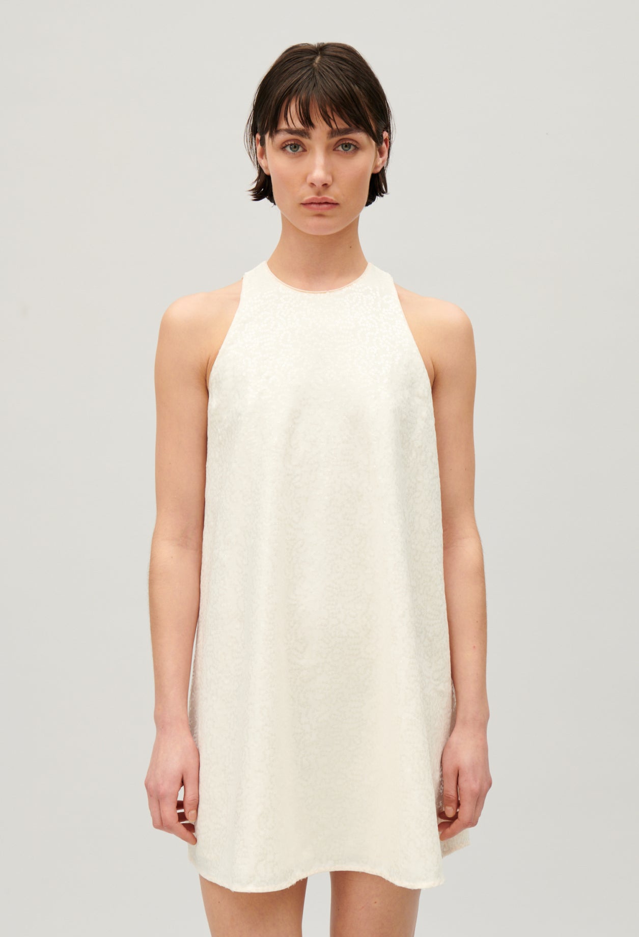 Vestido corto de lentejuelas color crudo