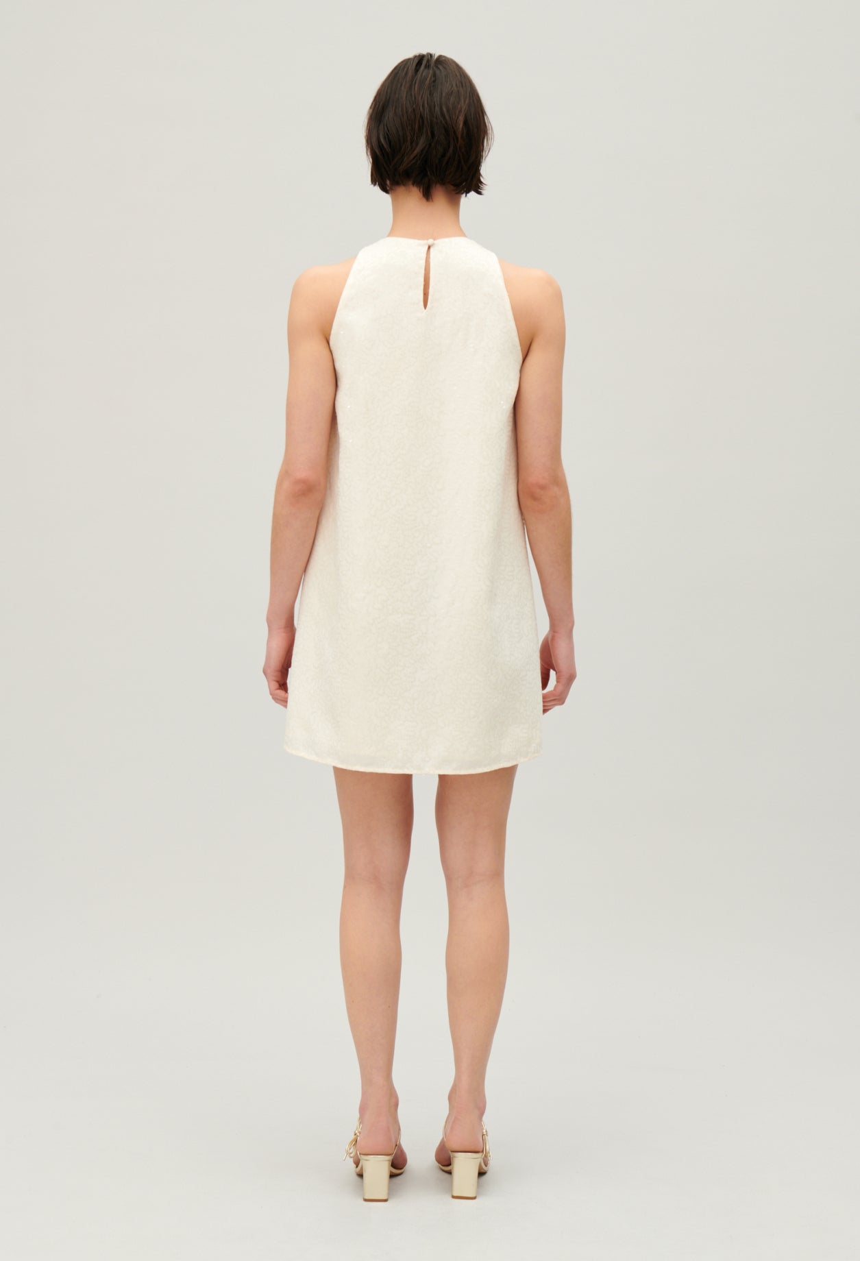 Vestido corto de lentejuelas color crudo